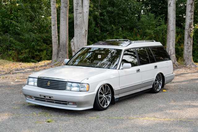 1993 Toyota Crown Wagon Airlift 3P — exterior of the exact listed vehicle