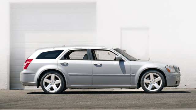 2005 Dodge Magnum R/T — exterior of the exact listed vehicle